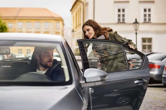 Ninth Circuit Decertifies Class of 160,000 Alleging Misclassification as Independent Contractors smiling Uber rider getting into car