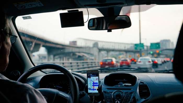 Optimized-dan-gold-176712-unsplash - man driving with gps phone